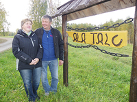 Arnold ja Heli talu nimesildi juures, mille on samuti valmistanud Ahti Lind.    Foto: AIGAR NAGEL